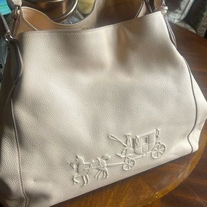 Mid size coach leather bag in Coral . Coach horse and carriage motif on front